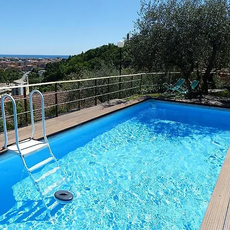 Sleeps 6 Pool Air Con Wifi